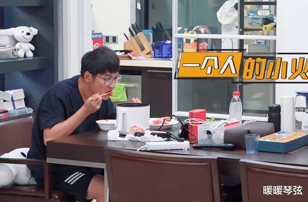 李维嘉独居一人吃火锅,进门擦鞋底有洁癖,海涛:别把自己逼太紧