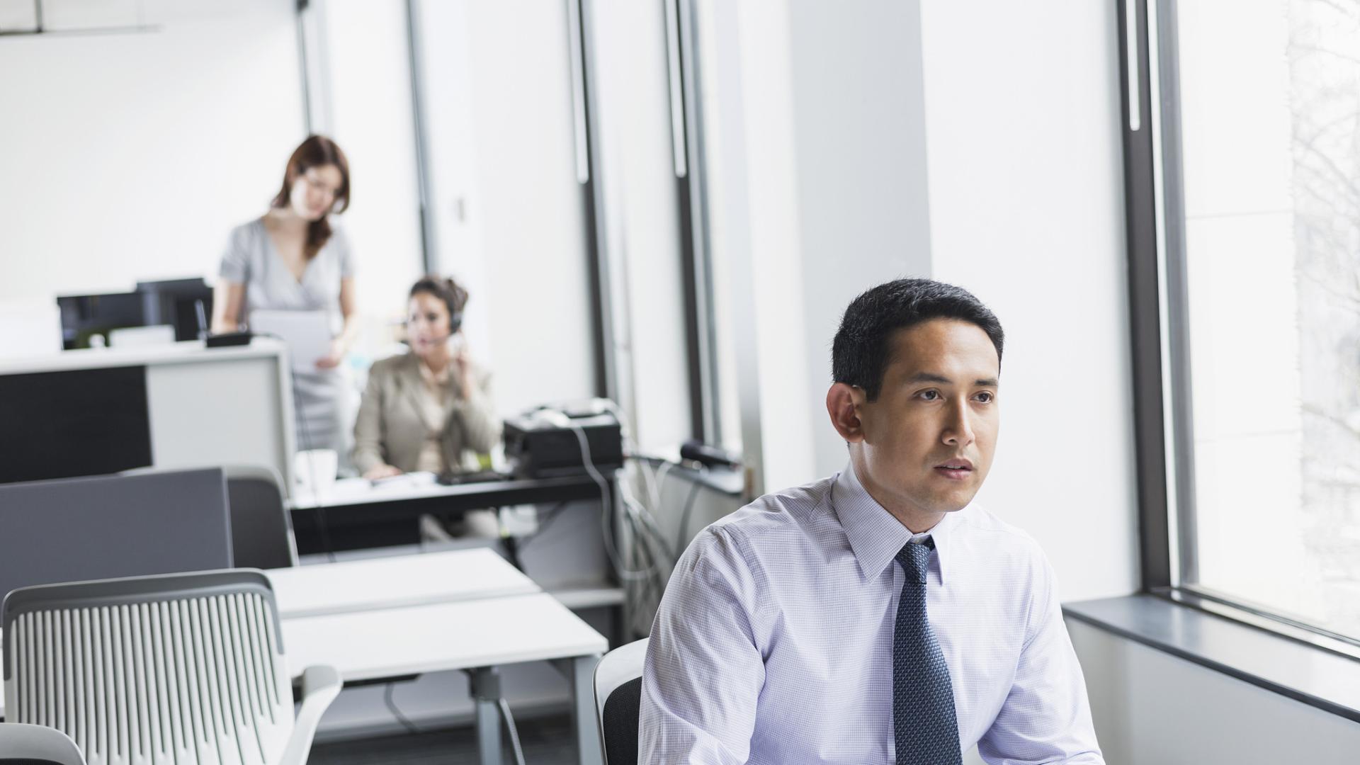 单位里，年龄过了35，不管碰到什么人，都不能做这三种姿态，很蠢