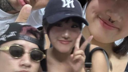 贾静雯18岁女儿晒马思唯合照，鼻钉醒目个性足，还怼妈妈小男友