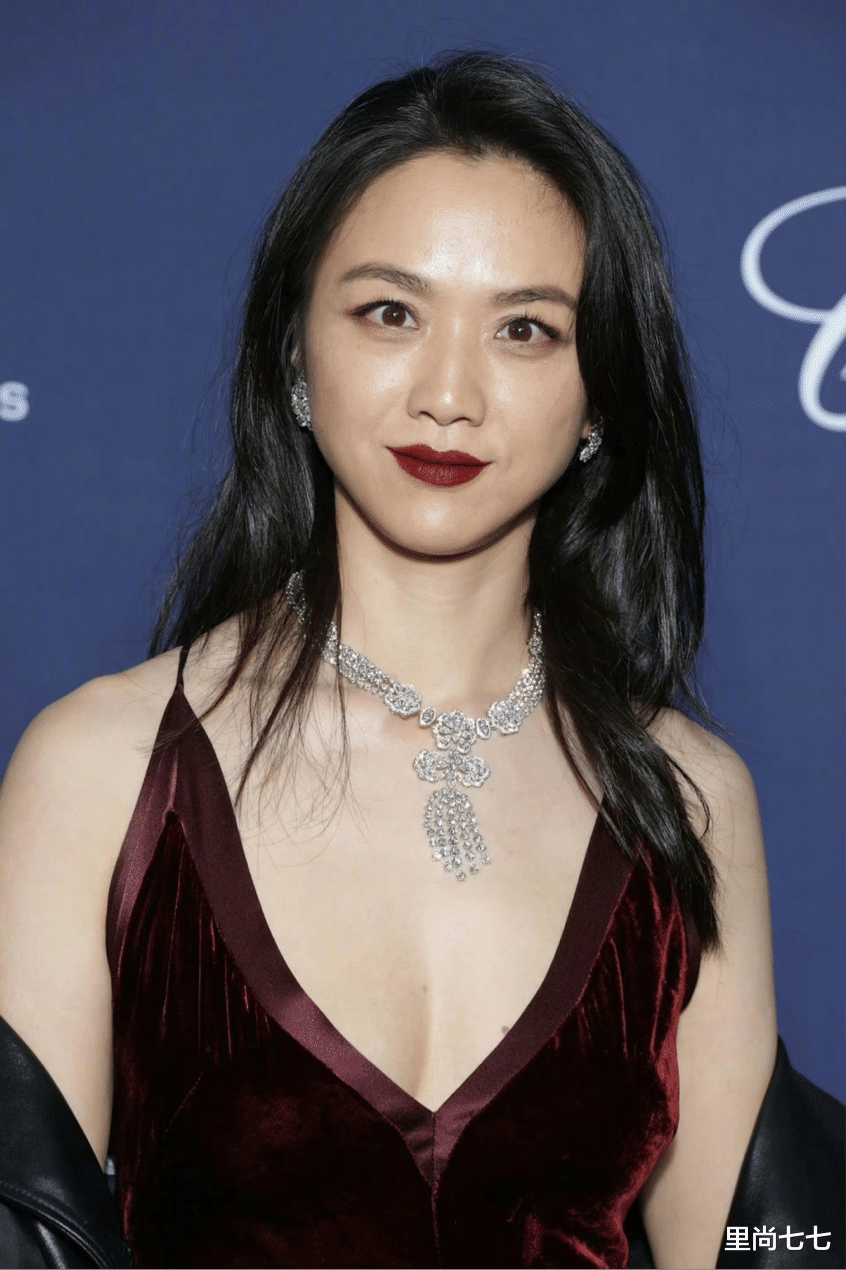汤唯 汤唯可以换造型师了，罕见惊艳穿红裙，又被妆发拖累显老还不精致