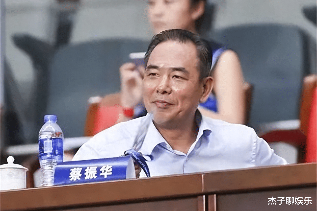 蔡振华背后的神秘女子：鲜少露面，比林志玲还美，甘愿住15平黑屋