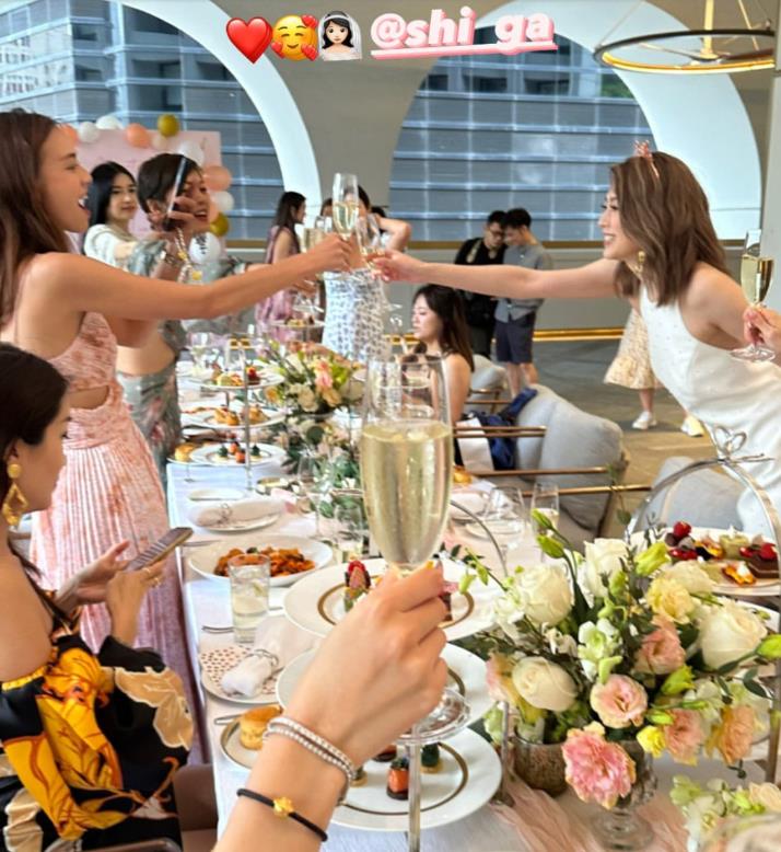 激光笔|又一香港千金风光出嫁！和老公甜蜜拥吻