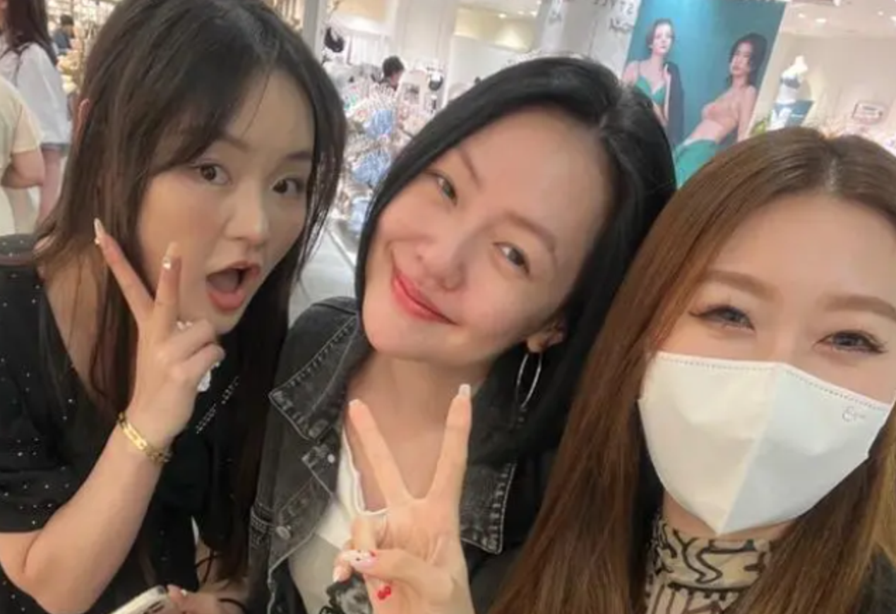 小S|小S现身东京买买买，被网友发现终于更换包包，被网友怀疑恋爱脑