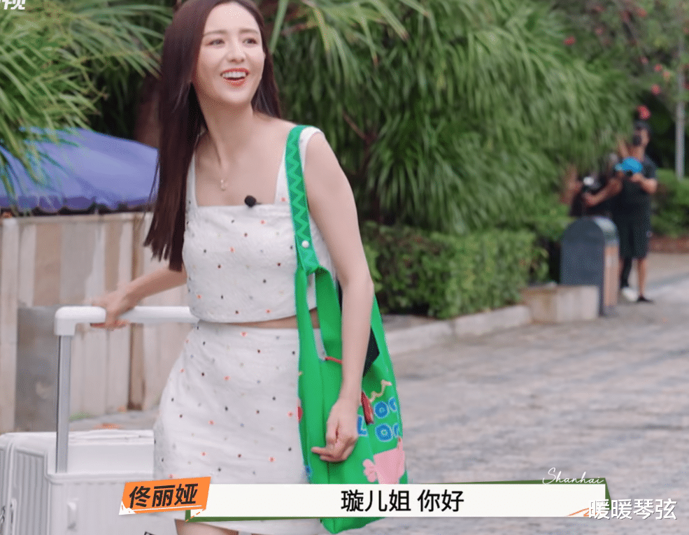 同样拥抱佟丽娅,郑恺和孟鹤堂差距大,已婚男人不是要有分寸感吗