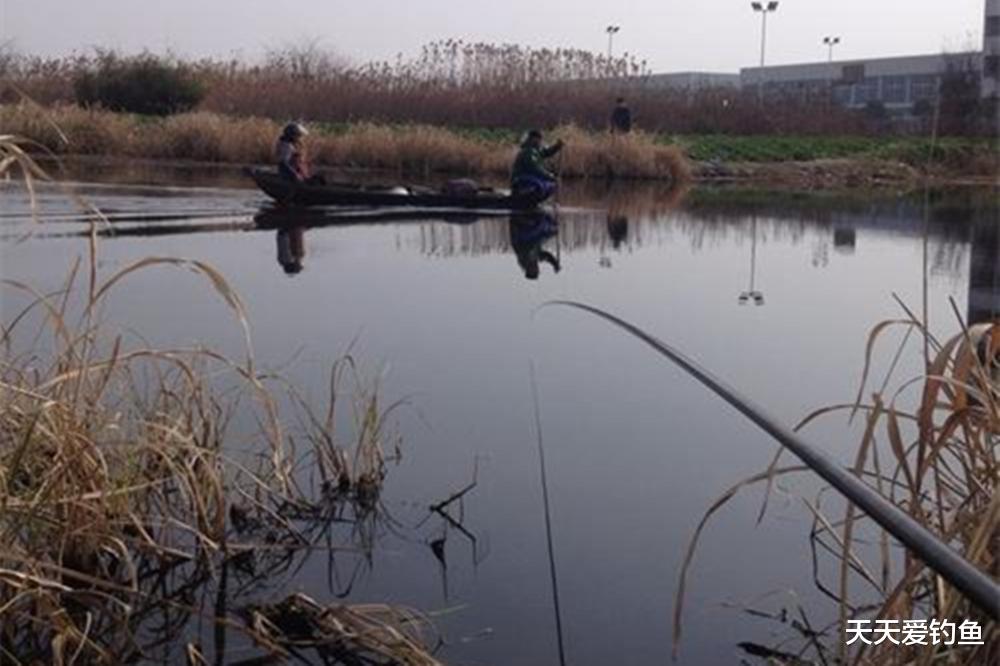 冬季野钓人找鱼,4种地形必有鱼窝,找对位置事半功倍