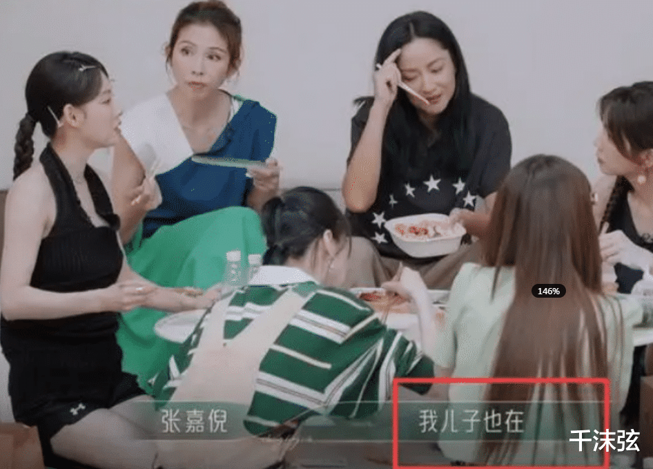 张嘉倪带儿子拍大片,哥哥缺牙像买超弟弟爱笑随妈,抚养权稳了!