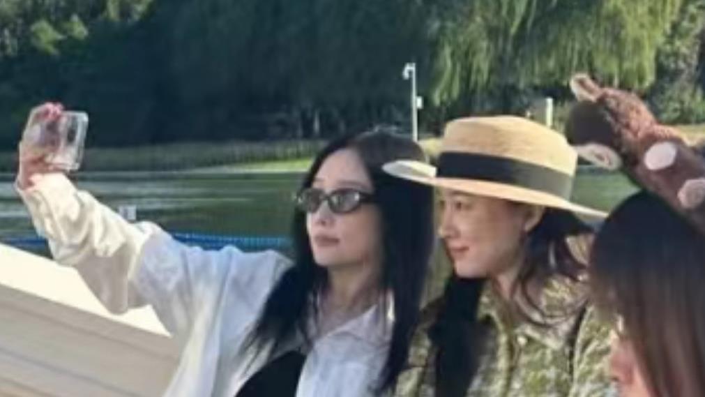 霍思燕和李小璐遛娃，女儿高清正面照曝光，和哥哥如复制黏贴！