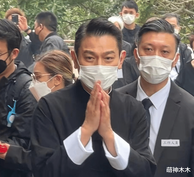 刘德华女儿首次露面引围观,葬礼露笑还画眉,被质疑11岁打扮成熟