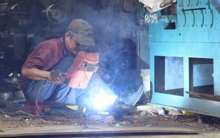 老板:4000工资让你帮我招个有经验的电焊工很难么?人事:这活儿我干不来