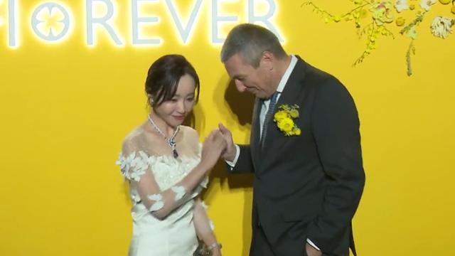 赵丽颖|资本态度暴露明星红不红，杨颖有苦自己咽，赵丽颖获弯腰邀请