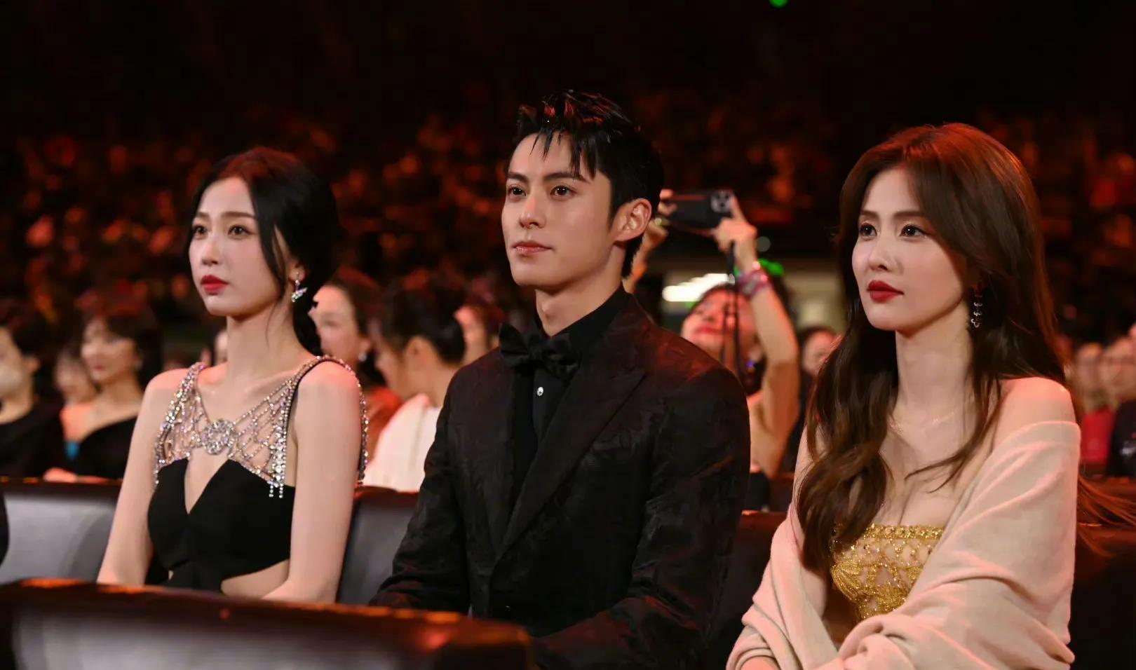 特警|紧急叫停!微博之夜现场:明星被赶、警方管控、特警都出动了