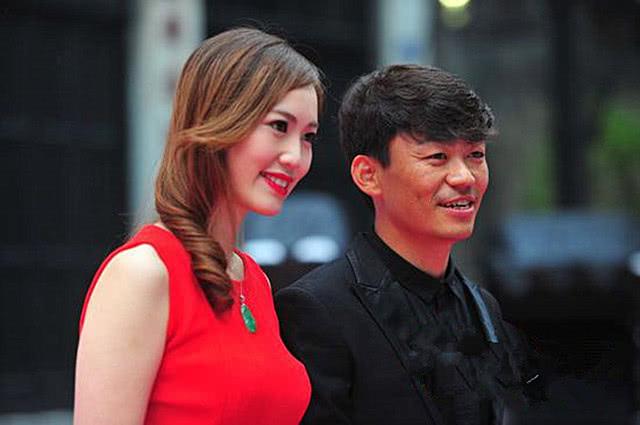 37岁马蓉回国与王宝强相聚!皮肤白皙年轻,与12岁女儿同框似姐妹