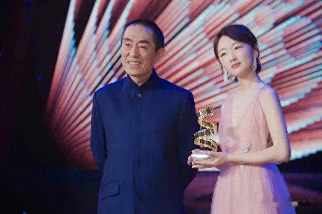 周冬雨被曝出整容！眼角拉开脸上饱满，网友：她还不知道关键所在