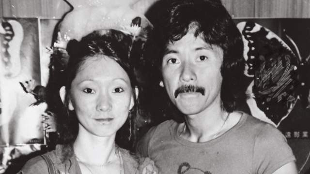 林子祥罕见与两任妻子同场，一时陪伴叶倩文，一时搂着前妻拍照