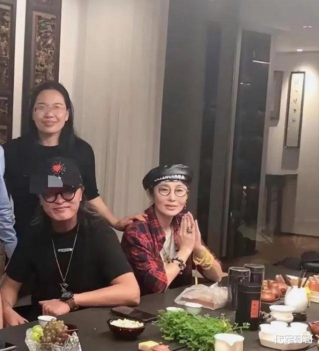 揭秘55岁张敏与小10岁老公的幸福婚姻生活