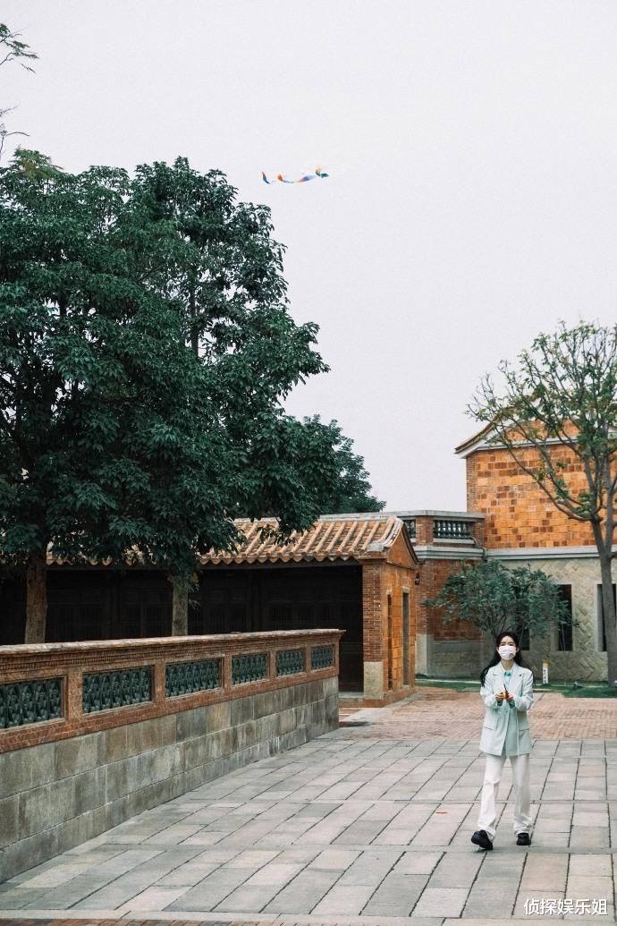 赵丽颖|赵丽颖新年游古城，扎半马尾穿百褶裙放风筝，清新文艺少女感十足