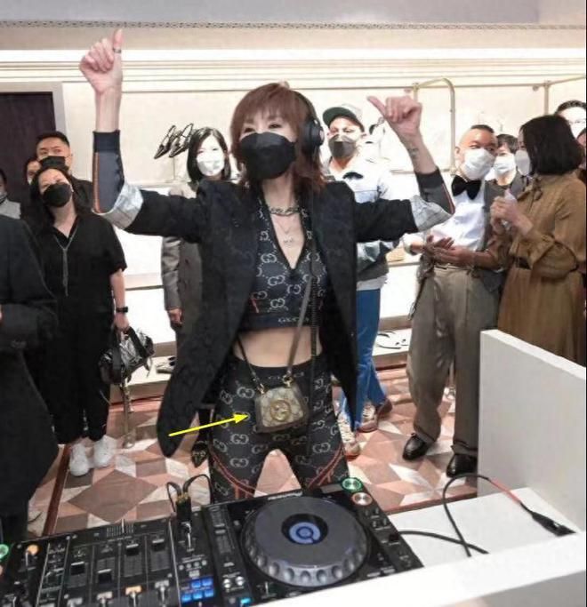 张曼玉定居巴黎曝近况!染黄发逛奢侈品店,皱纹斑点超明显仍迷人