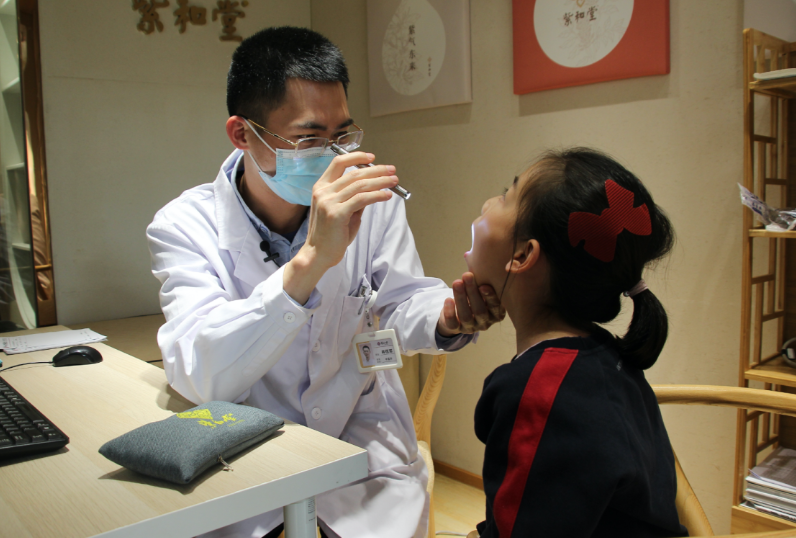 “挂不上专家号,就挂年轻医生的号”,他们可能不会看,但会摇人