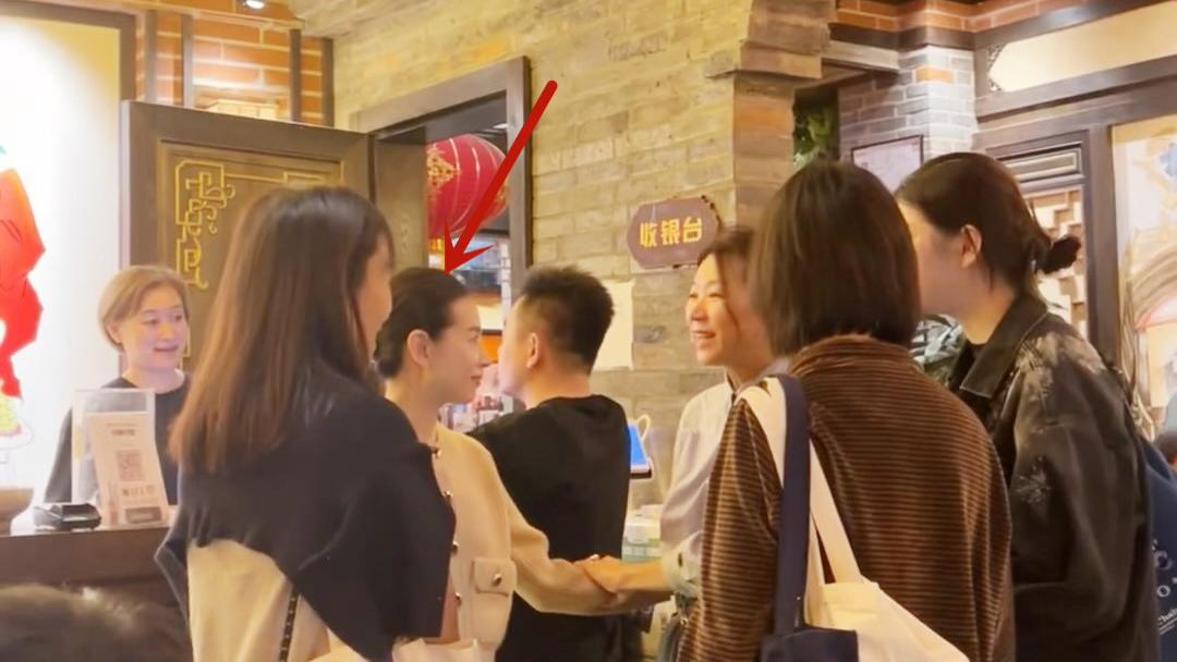 董洁与范冰冰法国聚餐！氛围和国内没差别，董洁头骨和鼻子获称赞