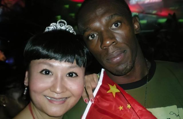 央视女主持曹晴:嫁美国遭家暴,挨饿没自由,一包卫生巾用一年