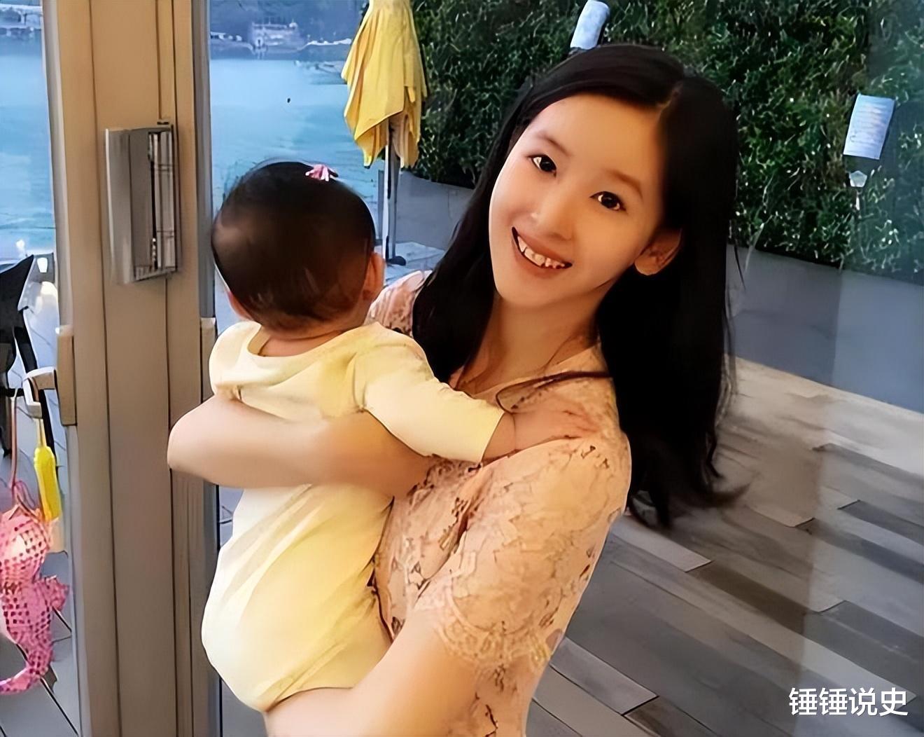 章泽天二胎首度曝光，疑似双胞胎，俩娃穿得一模一样快满周岁