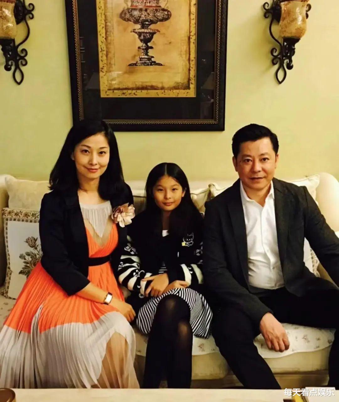 57岁戏骨长居美国，与妻女分居1年晒全家福，女儿近一米八气质出众