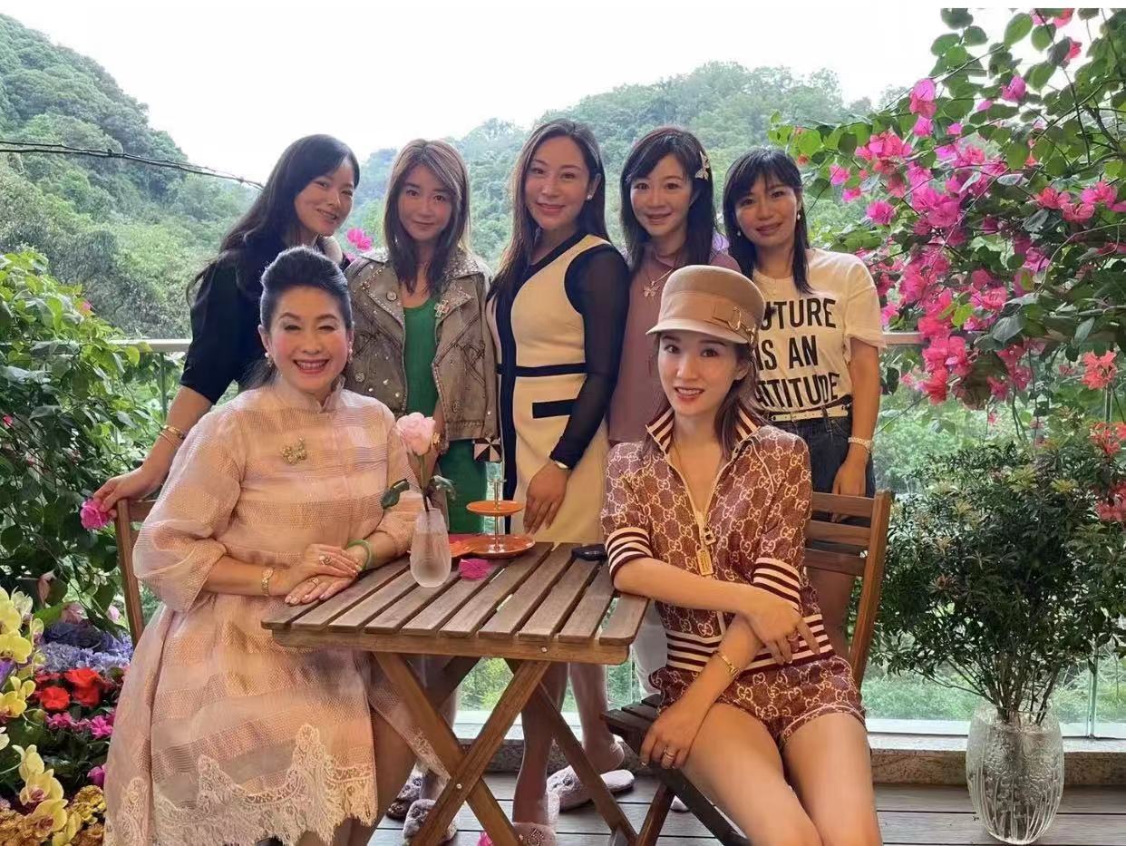 李念|李念参加香港贵妇聚会!戴10万手链三胎孕肚突出,面色苍白显憔悴