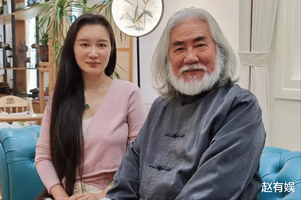 72岁李龙基称吃药并不尴尬，小36岁女友太漂亮让他有压力