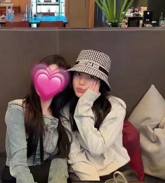 王岳伦送女儿回英国上学,王诗龄不舍落泪,父女温情时刻感人至深