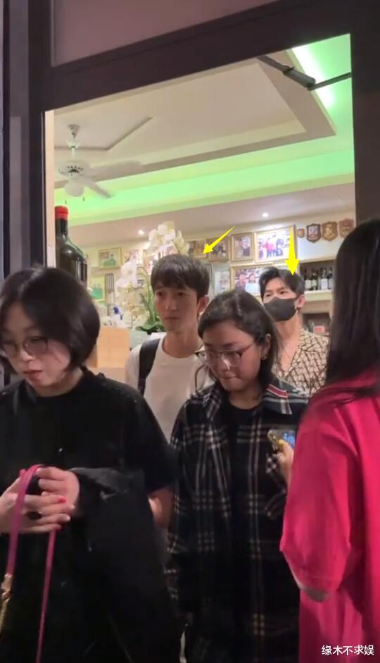 杨洋|31岁杨洋米兰被偶遇,穿花衬衫被嘲太油腻,保镖凶神恶煞引争议!