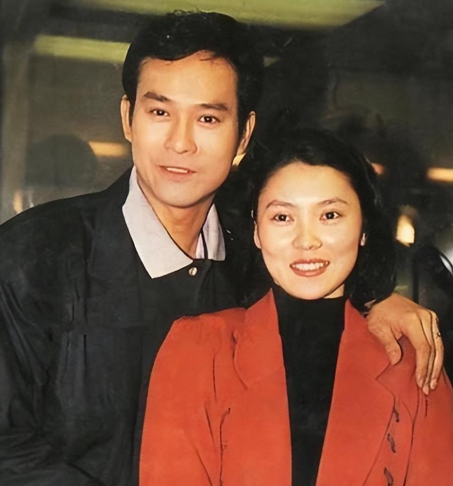 76岁郑少秋带三婚娇妻买豪车,大肆挥霍,夫妻两人长相如同两代人