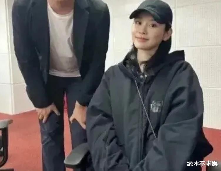 奚梦瑶腿受伤综艺喊停！何猷君清晨送其回上海，细节曝光引争议！