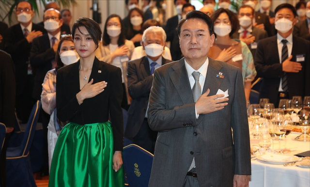 饮食 韩国夫人在阿联酋国宴放大招！穿宫廷风小黑裙气场好强，好隆重啊