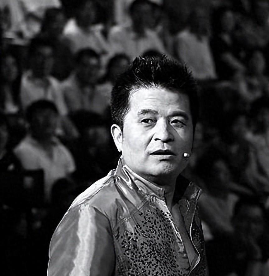 64岁毕福剑现状凄惨，陋居农村、吃力摇三轮，这就是祸从口出付出代价