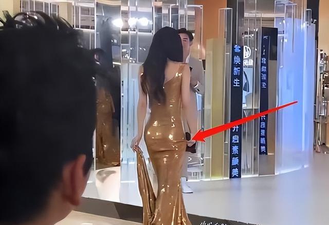 曝迪丽热巴身材造假？侧身时“假臀垫”露馅，胯宽被疑生过孩子