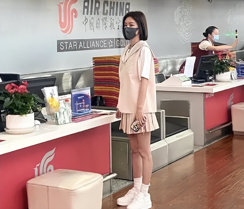 44岁秦岚近照引争议!穿JK装配小白鞋被嘲装嫩,生图下身材五五开