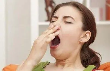 湿气不除,越积越毒!中医专家:湿气重的人有这6大表现,2招教你祛湿!