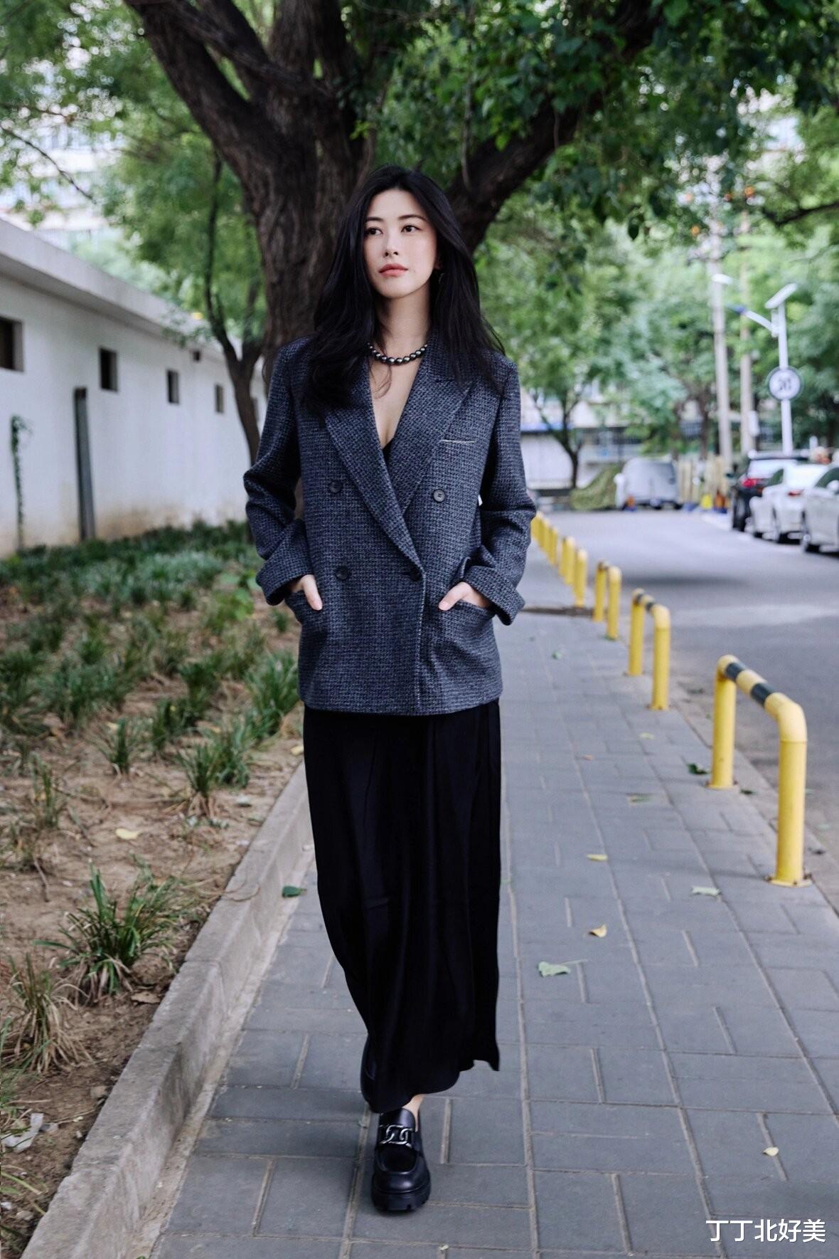 朱珠带火了“假上班”穿搭，真空穿西装+半身裙+乐福鞋，性感高级