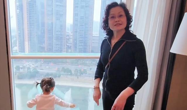 郑恺自曝一天赚7亿,请20个保姆绰绰有余,为何让岳母伺候全家?