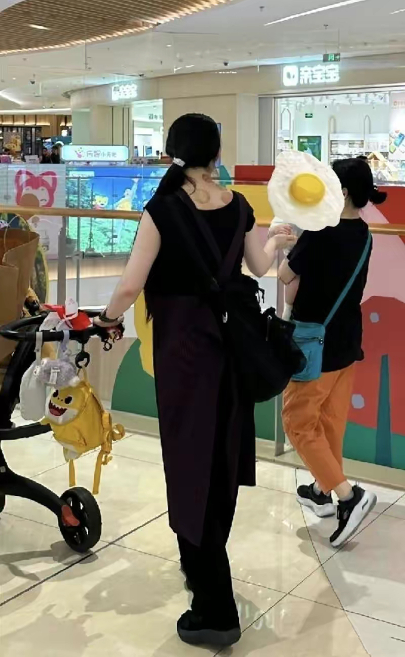 陈小春|向佐郭碧婷逛街被偶遇,1岁儿子在母亲怀着熟睡,夫妻合体超恩爱