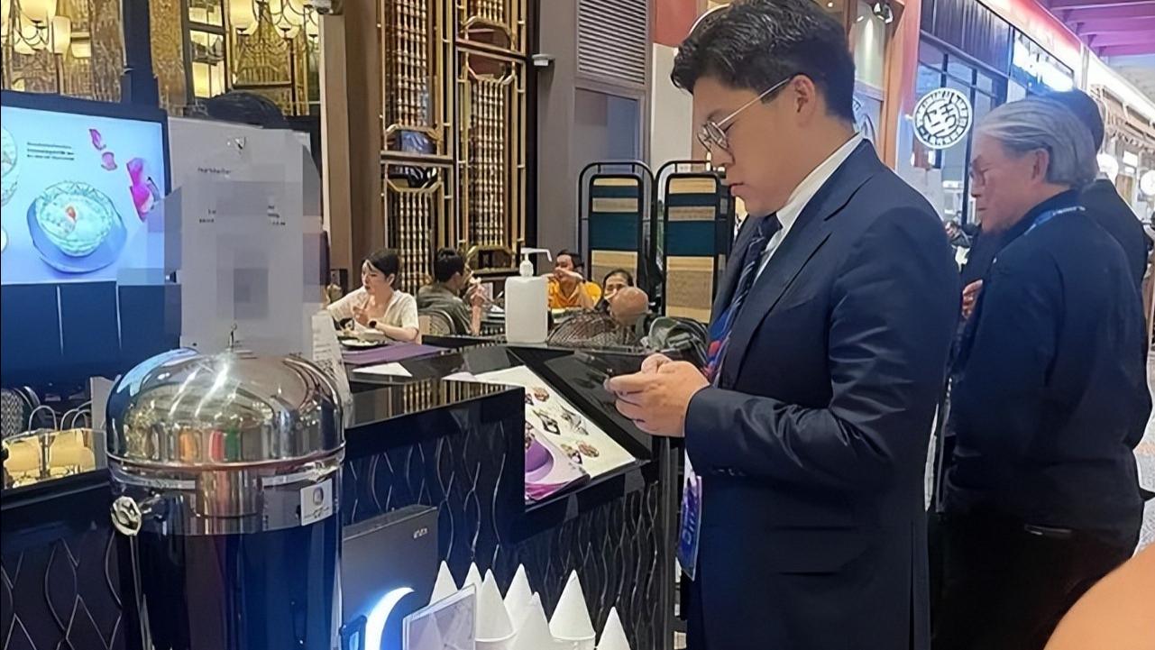 霍启刚到底有多优秀？与父亲在平价餐厅吃饭，身兼数职依然低调