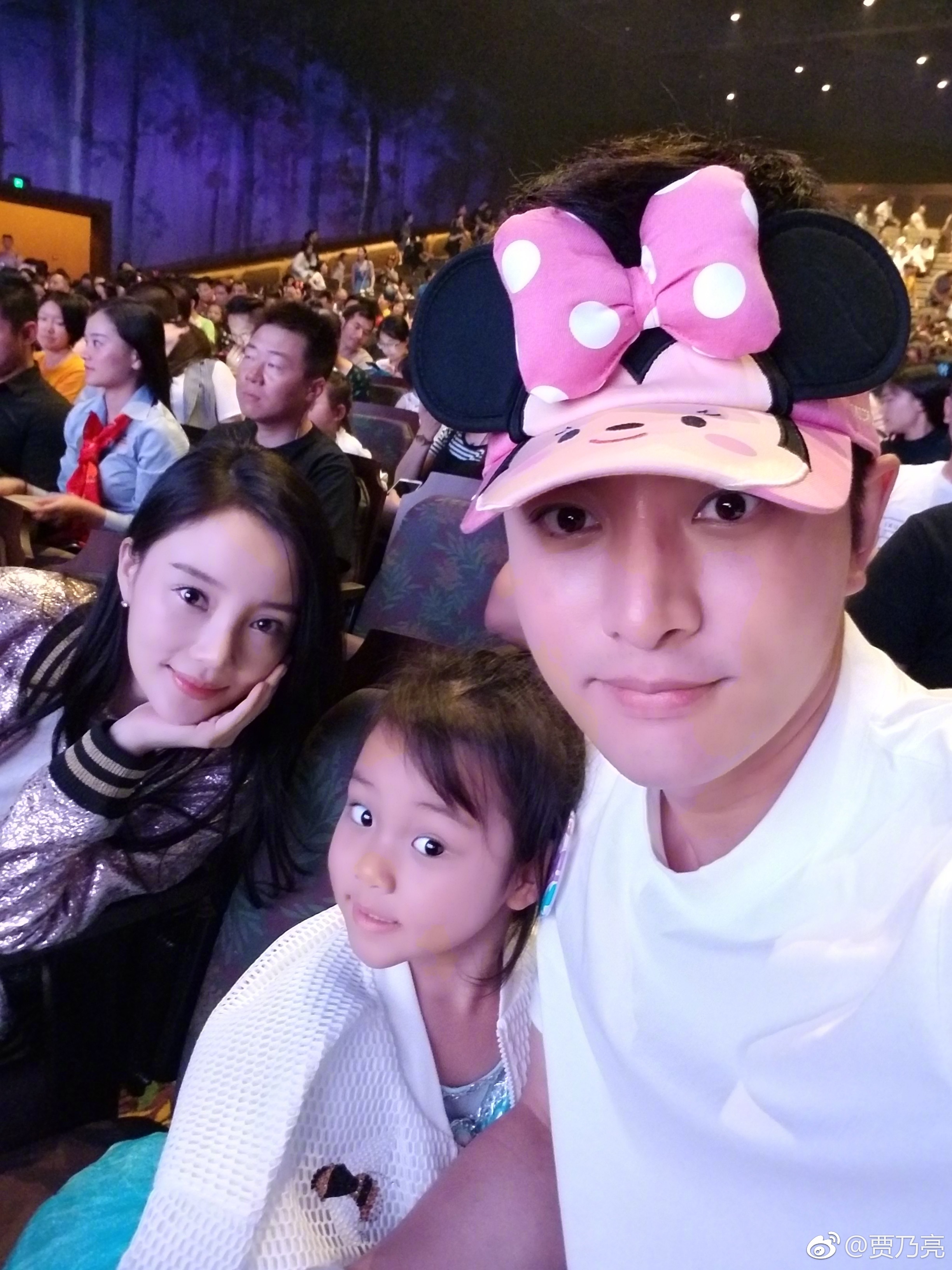 甜馨11岁生日,李小璐贾乃亮离婚后首晒全家福,罕见合体却无互动