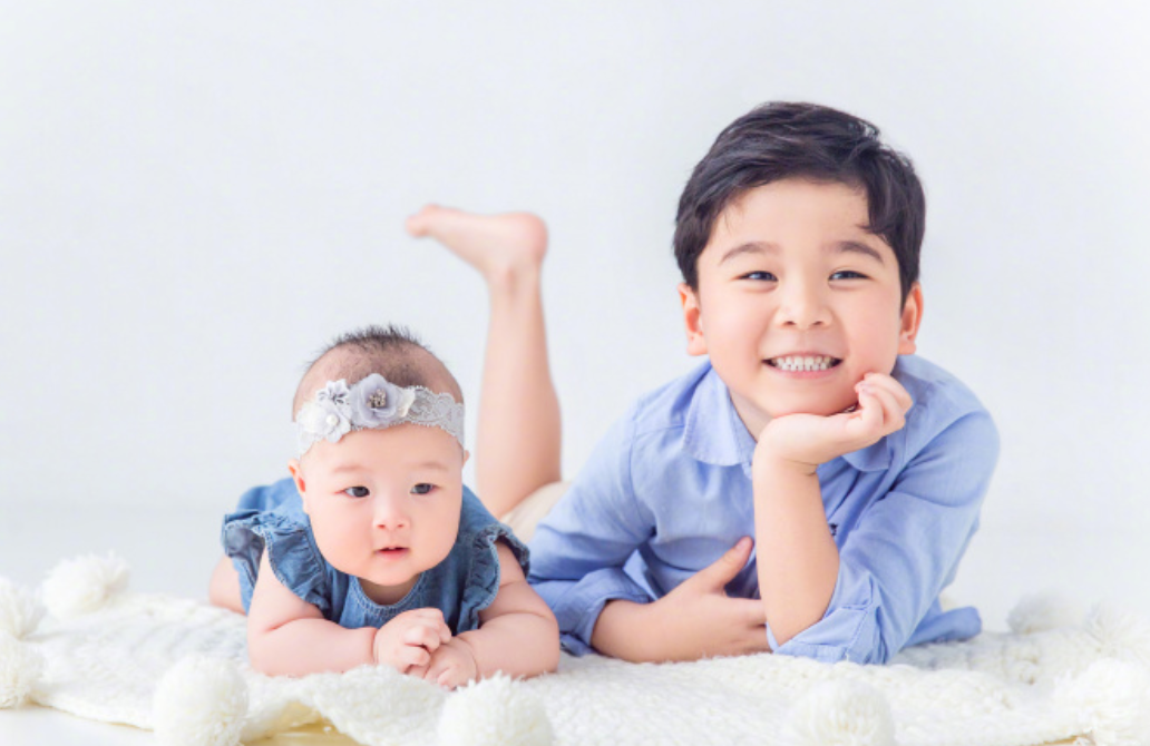 陆川|陆川一家四口儿童节逛乐园，胡蝶素颜判若两人，7岁葫芦虎头虎脑