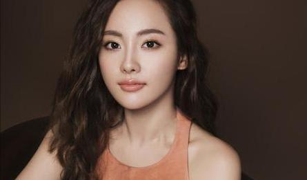 张嘉倪|张嘉倪出席活动,屁股“太翘”引热议,网友:好明显的假屁股