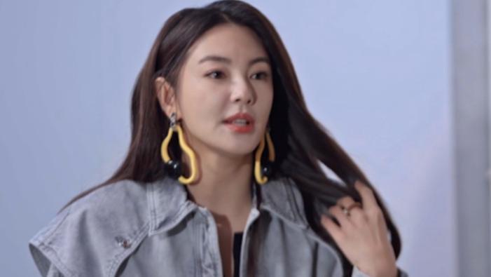 张雨绮曝带娃日常，陪孩子商场演出还到儿子班讲故事，被喊大明星