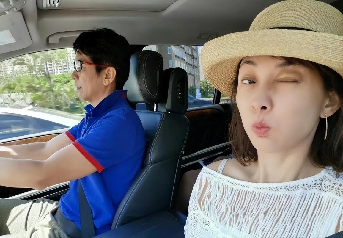 牛莉|牛莉：8次登春晚，24岁嫁给大7岁圈外男友生儿育女，50岁依旧很美