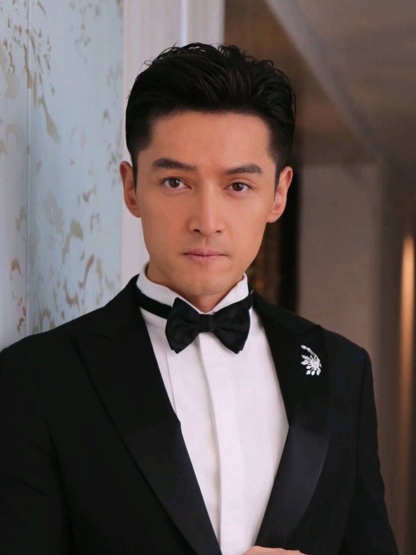 |胡歌时隔7年再现身央视春晚彩排!西装革履打扮认真,背影很绅士