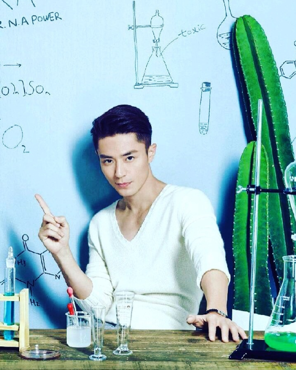 霍建华|6岁小海豚高清照！小手轻撩秀发气质高冷，五官酷似霍建华不像妈