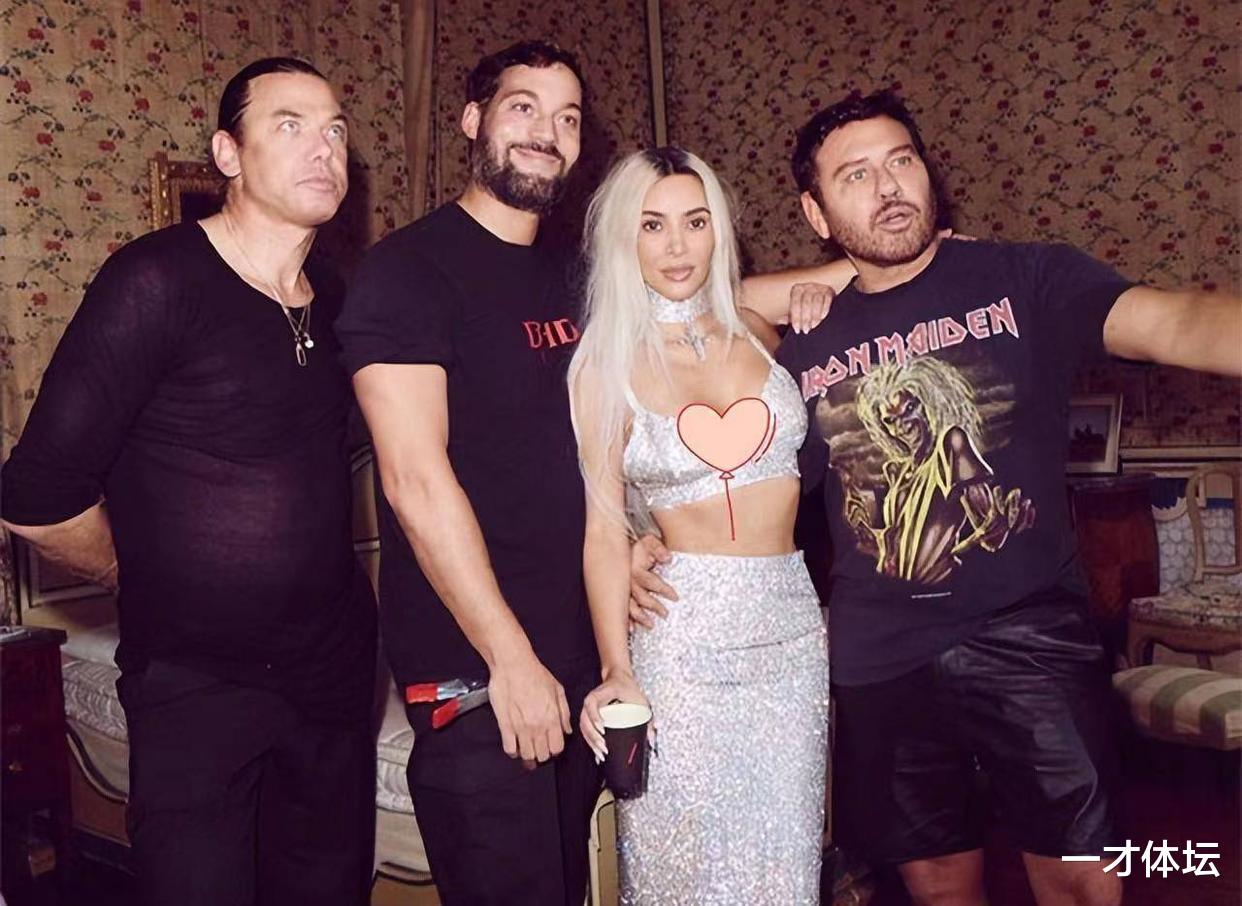 金·卡戴珊|金卡戴珊迎来第二春!与一年轻小伙搂腰合影,身材太好裙子有点紧