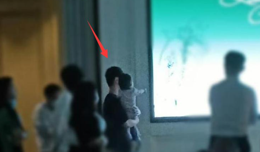 邓伦|邓伦参加发小婚礼，不当伴郎不抢风头，怀抱小女孩引热议